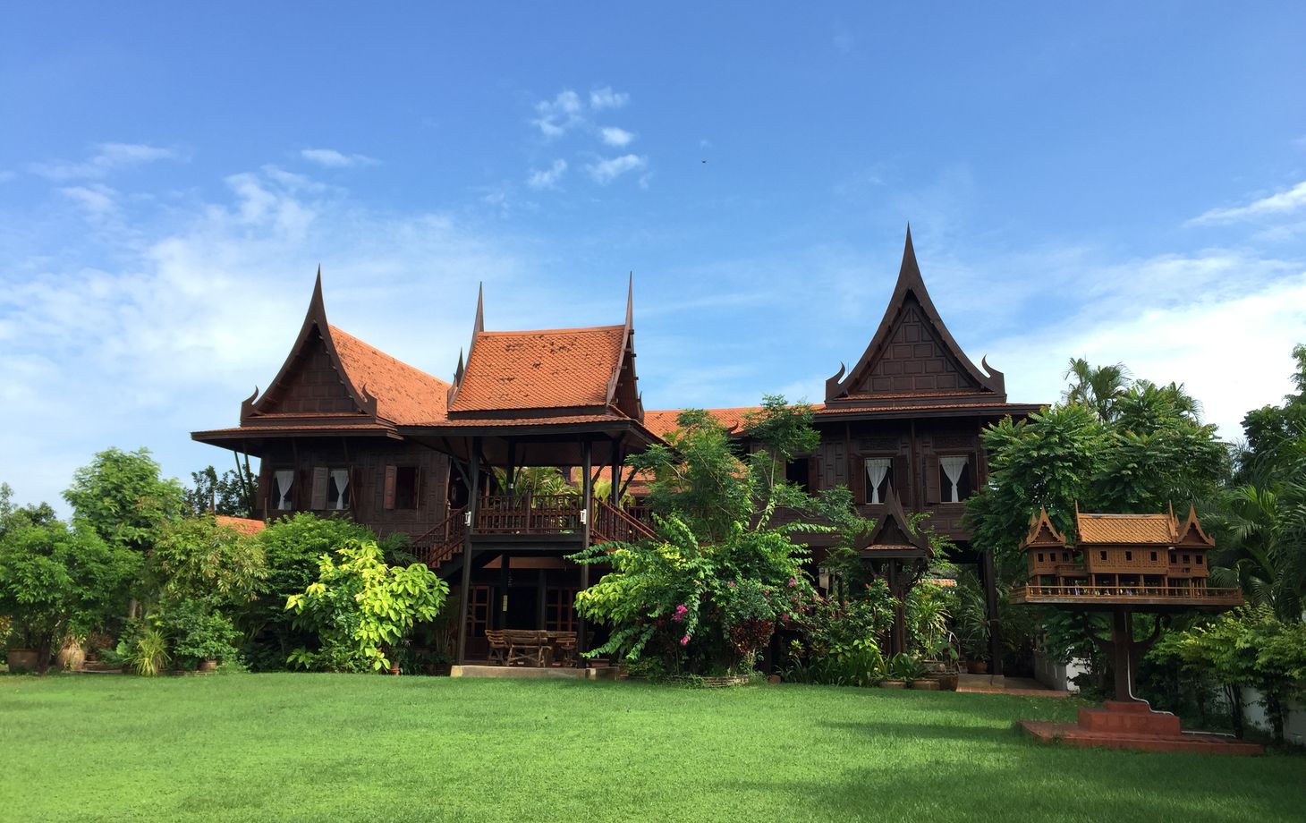 Une nuit dans une maison traditionnelle thaïlandaise avec cours de cuisine, croisière sur les canaux et découverte du...