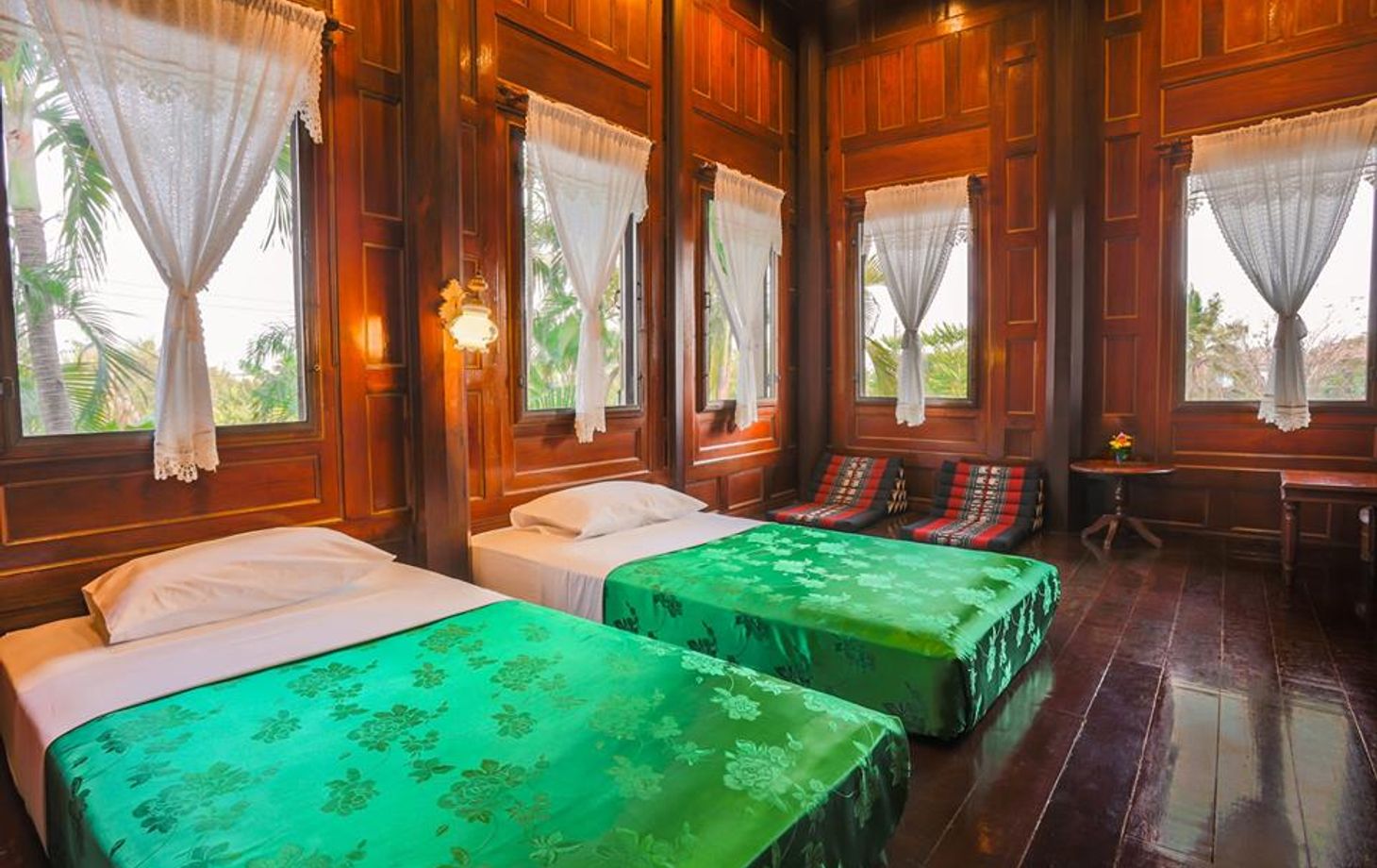 Une nuit dans une maison traditionnelle thaïlandaise avec cours de cuisine, croisière sur les canaux et découverte du...