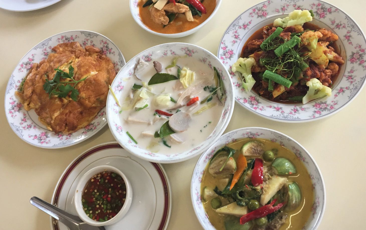 Cours de cuisine thaïlandaise ludique de 2 jours/1 nuit dans une cuisine familiale et excursion en bateau inclus