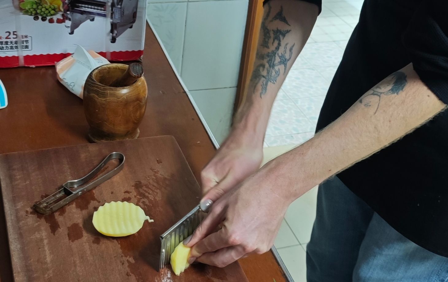 Learn Cold Noodle And Wolf-Tooth Potato At Local House