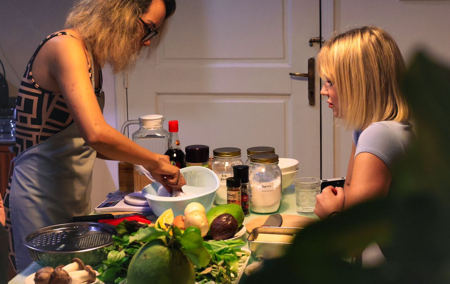 Apprenez à cuisiner des plats vietnamiens et dînez avec les locaux.