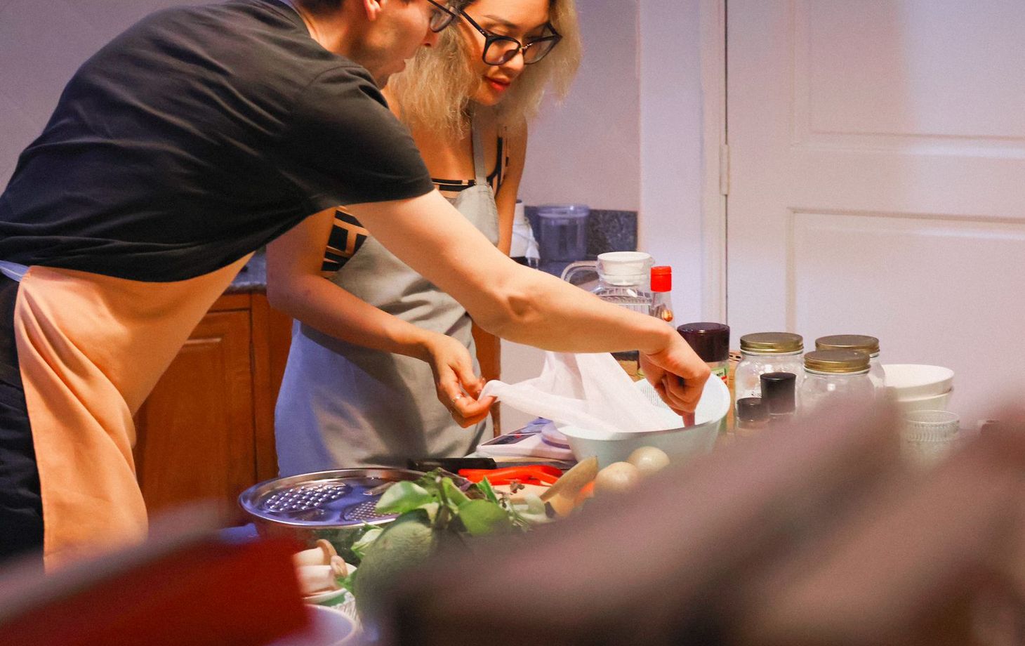 Apprenez à cuisiner des plats vietnamiens et dînez avec les locaux.
