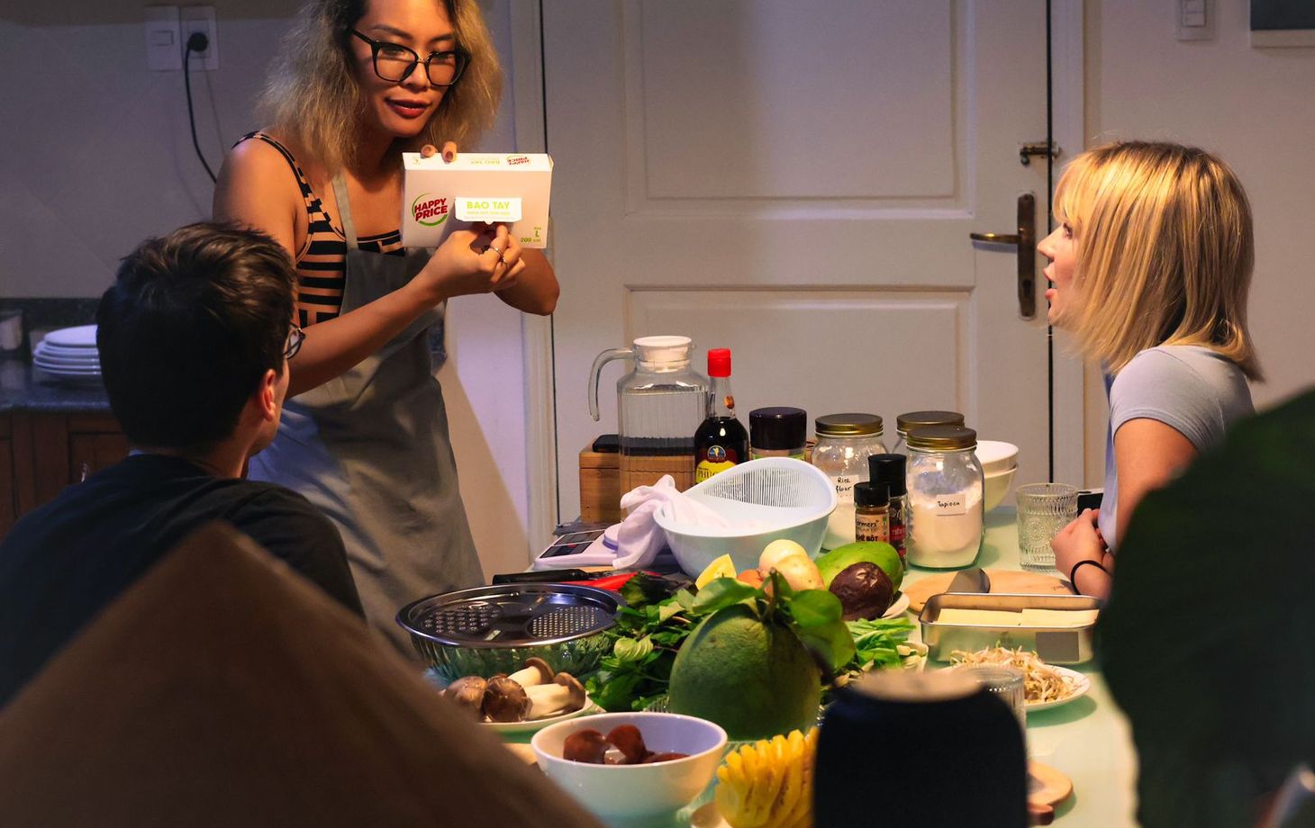 Apprenez à cuisiner des plats vietnamiens et dînez avec les locaux.