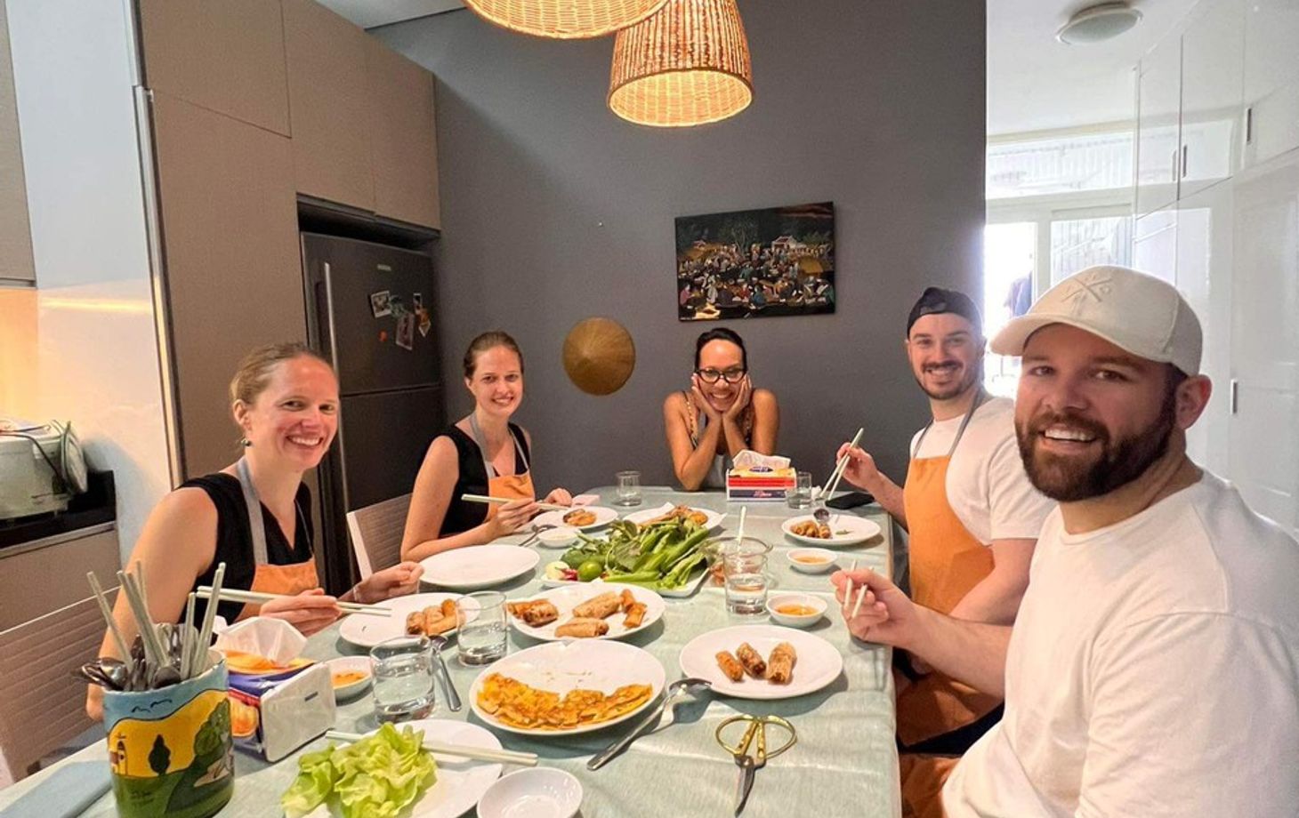 Apprenez à cuisiner des plats vietnamiens et dînez avec les locaux.