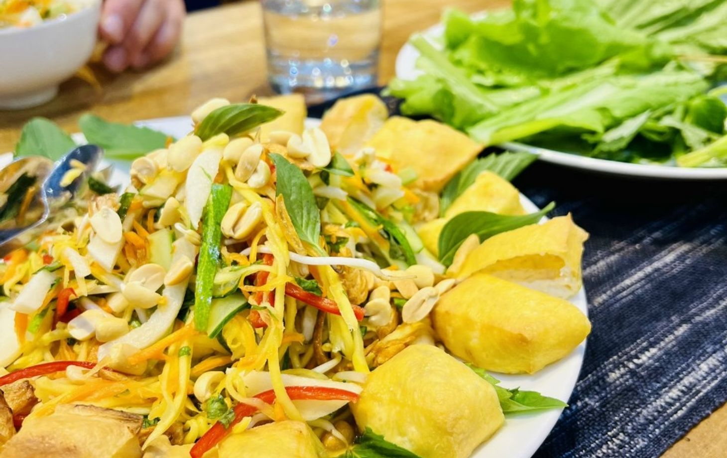 Apprenez à cuisiner des plats vietnamiens et dînez avec les locaux.