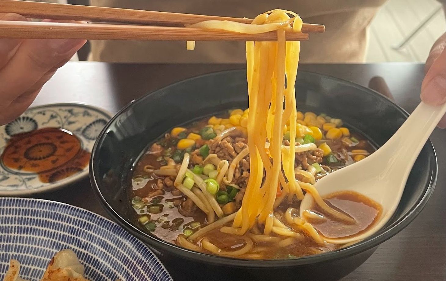 Erleben Sie die japanische Küche: Leckeres Miso-Ramen und knusprige Gyoza – ein Kochkurs
