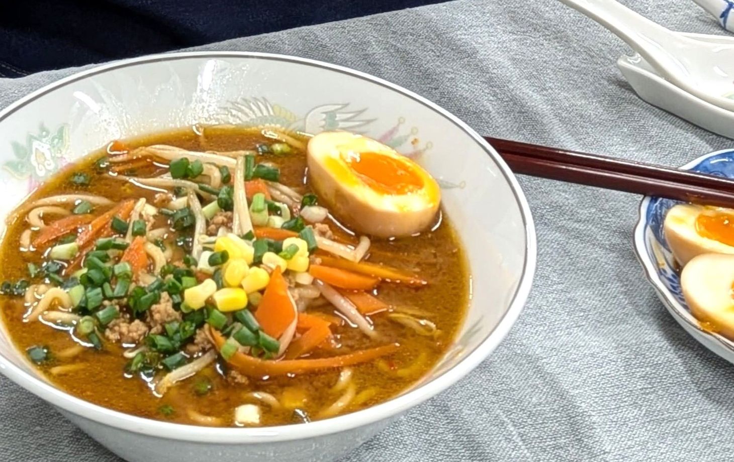 Maak authentieke miso ramen met verse groenten.