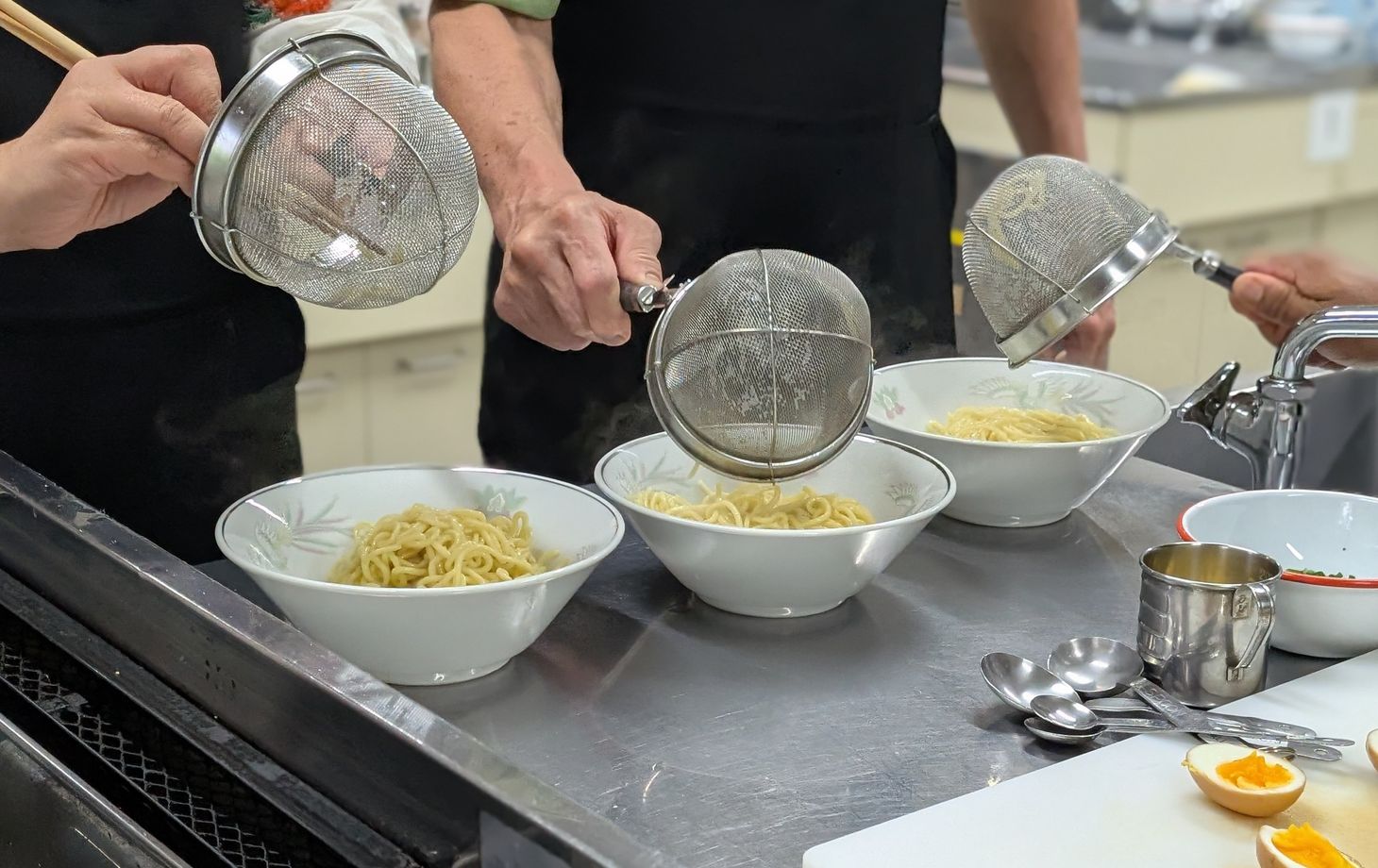 Maak authentieke miso ramen met verse groenten.
