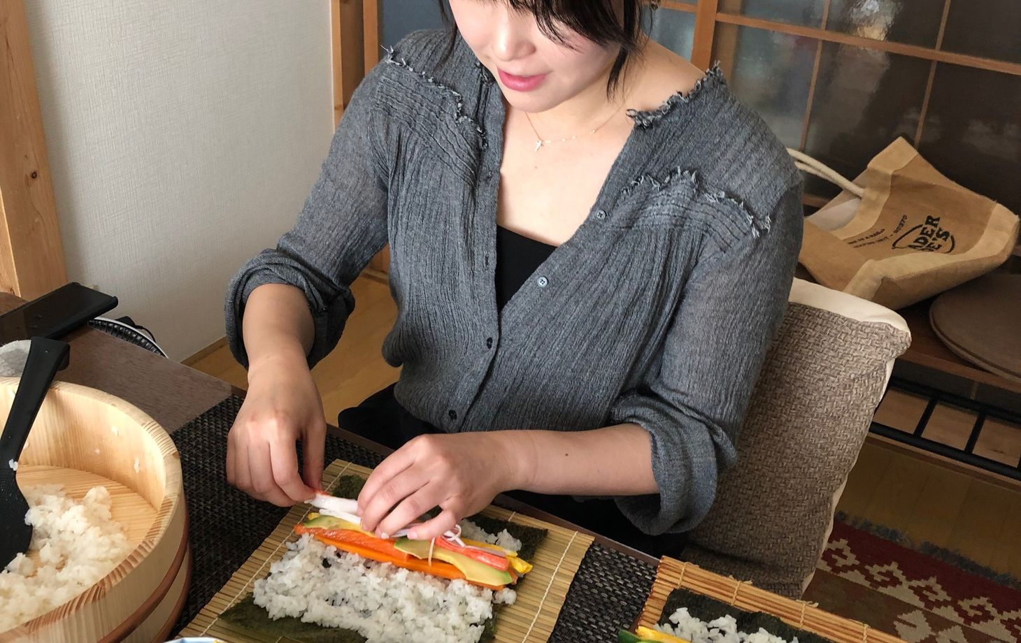 Praktischer Kurs zur Zubereitung von gerolltem Sushi und Sake-Verkostung