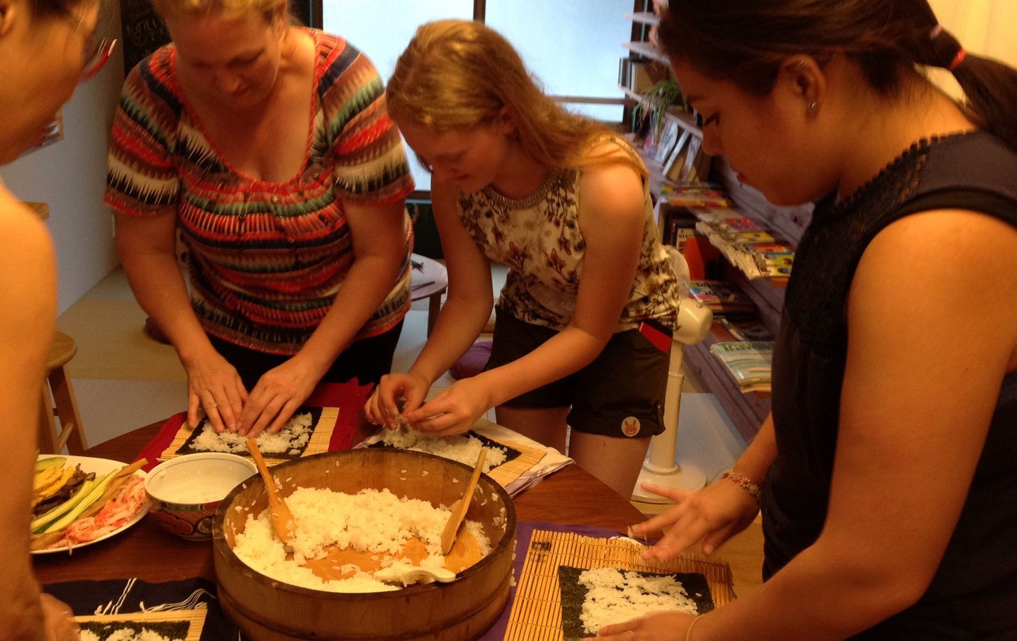 Praktischer Kurs zur Zubereitung von gerolltem Sushi und Sake-Verkostung
