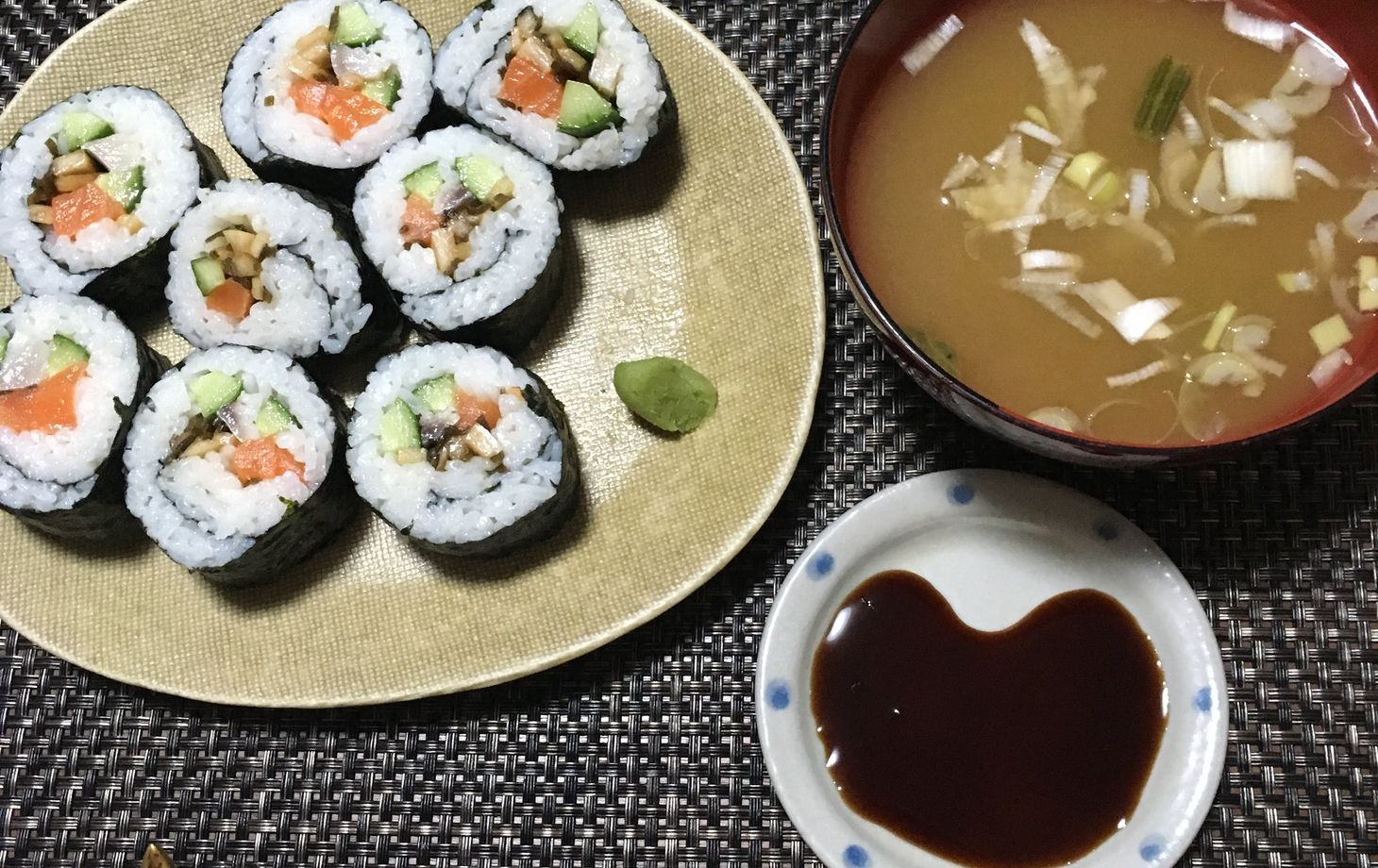 Praktischer Kurs zur Zubereitung von gerolltem Sushi und Sake-Verkostung