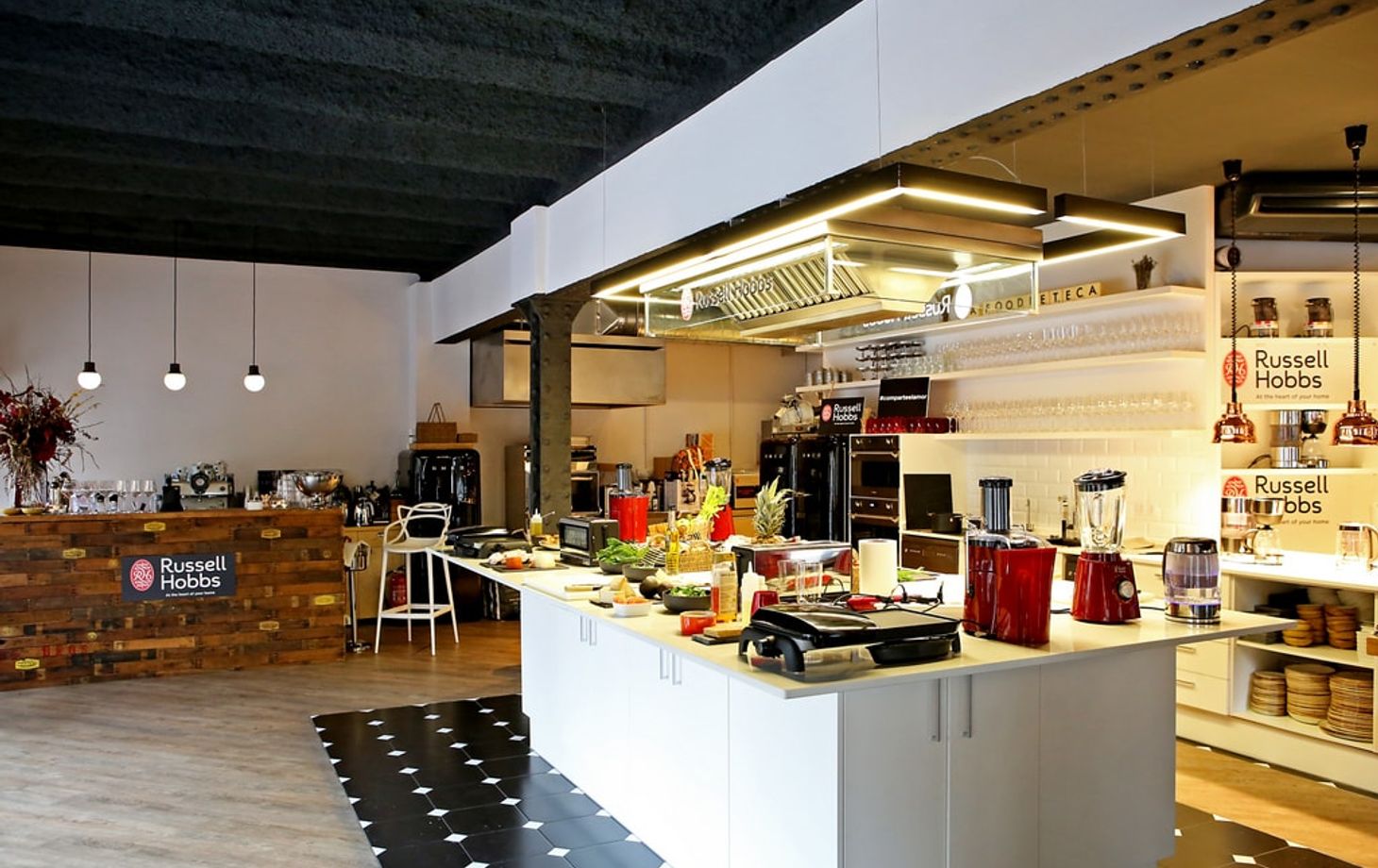 Spanischer Premium-Kochkurs im Designer-Loft: Paella & Tapas