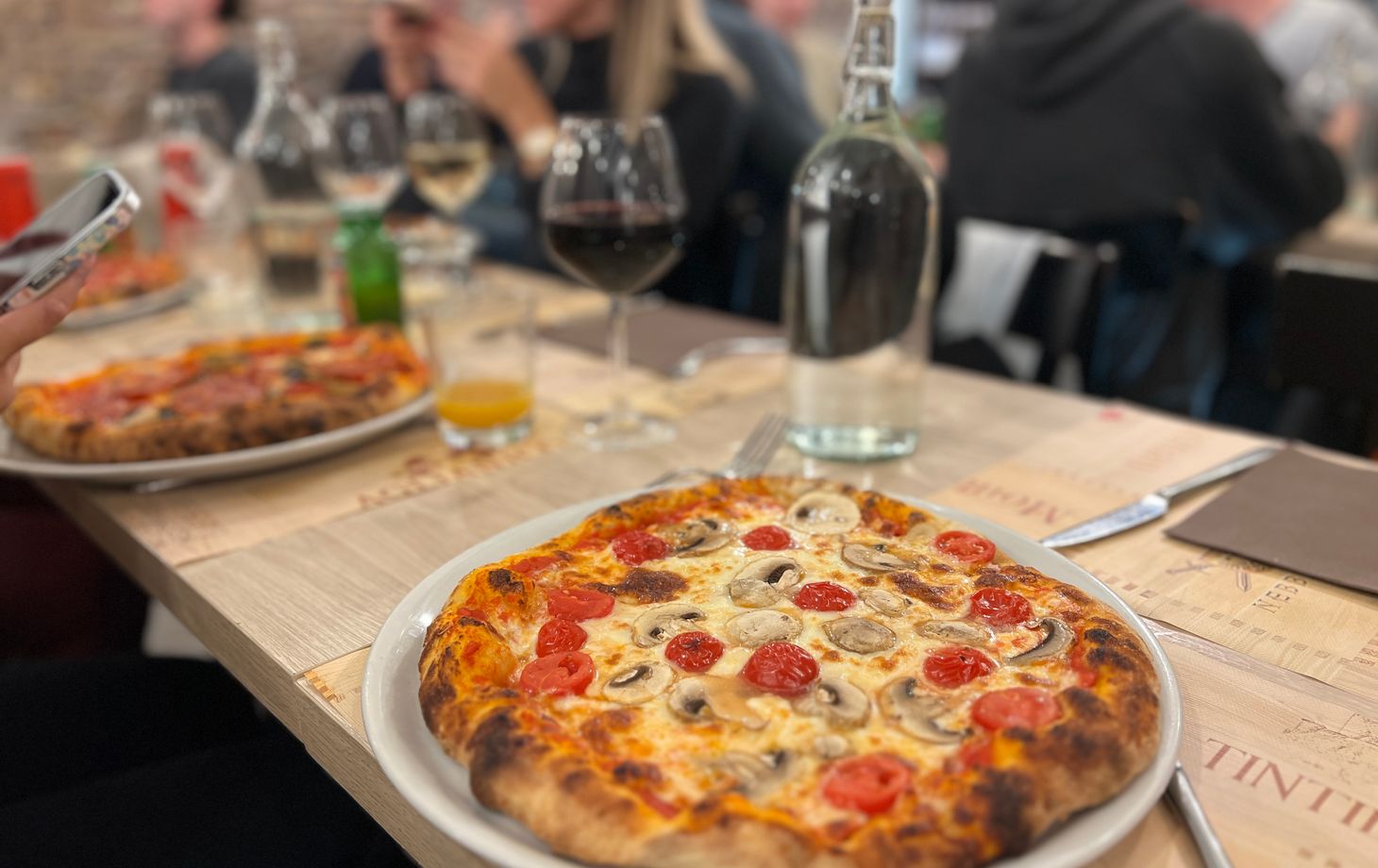 Naples : Fabrication de pizzas et de tiramisu avec du vin à volonté