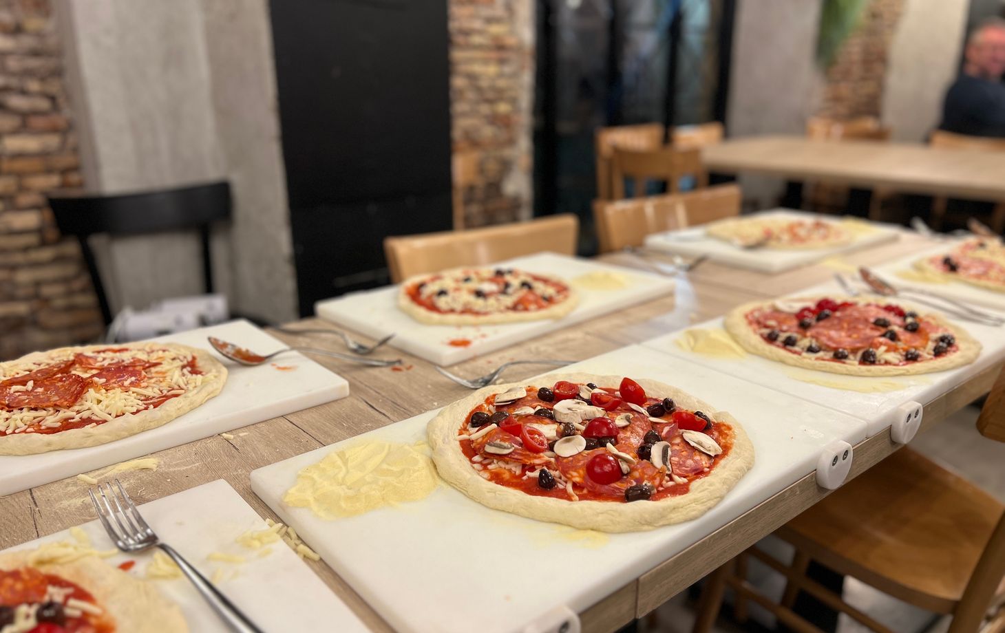 Naples : Fabrication de pizzas et de tiramisu avec du vin à volonté
