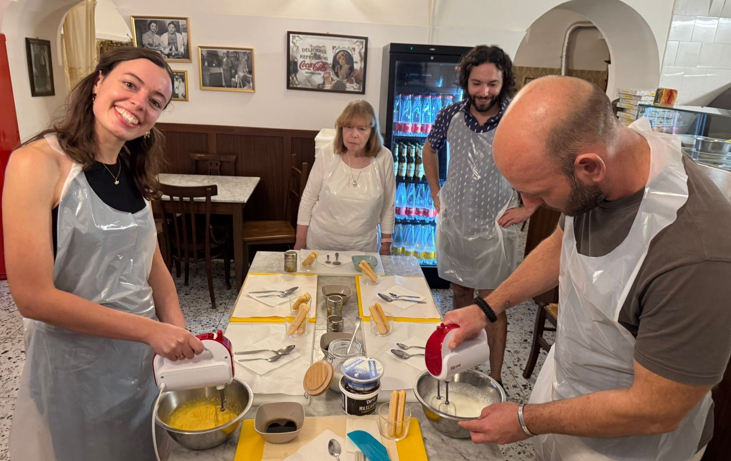 Naples : Fabrication de pizzas et de tiramisu avec du vin à volonté