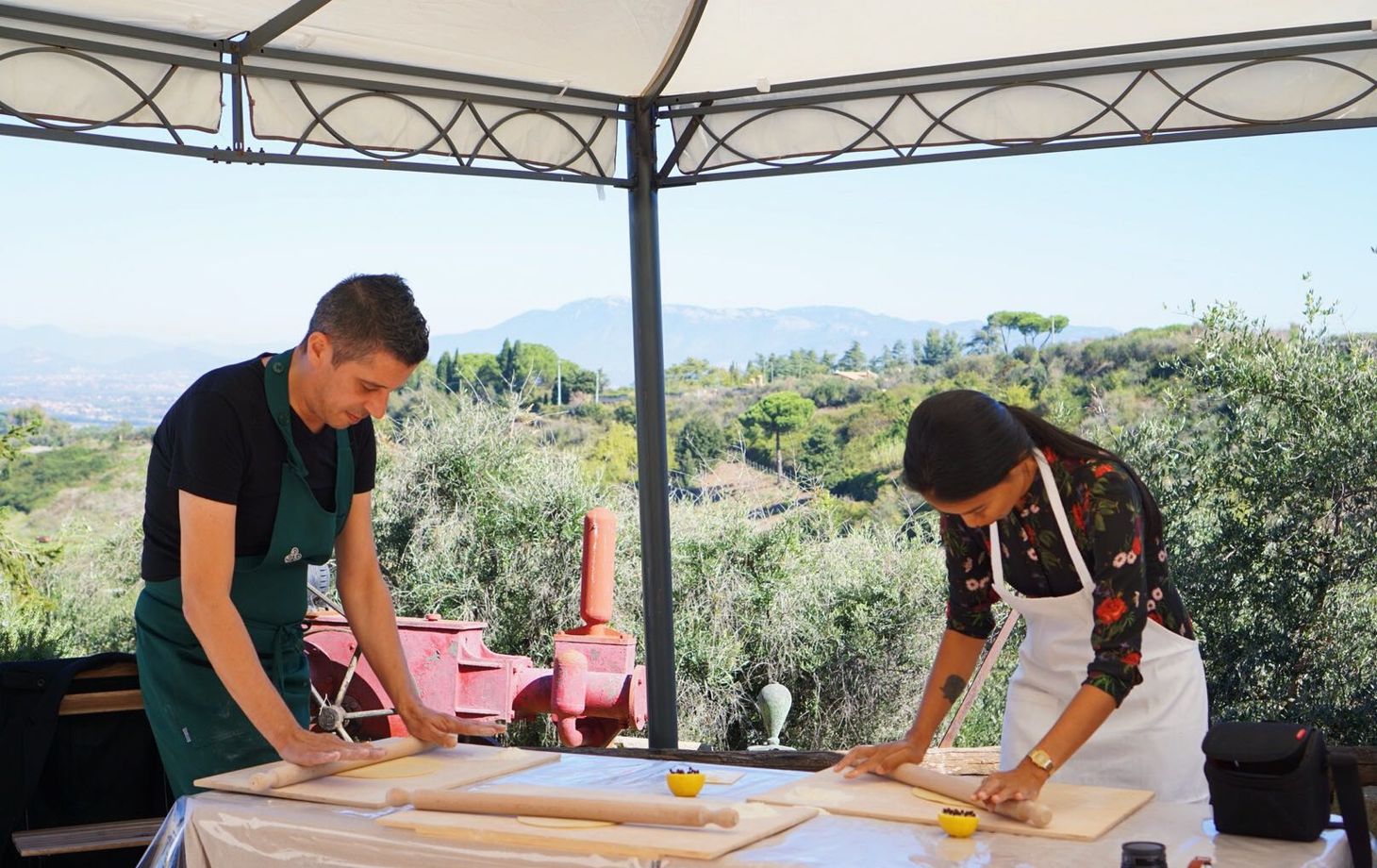 Cours de fabrication de pâtes dans la campagne romaine avec visite d'un vignoble