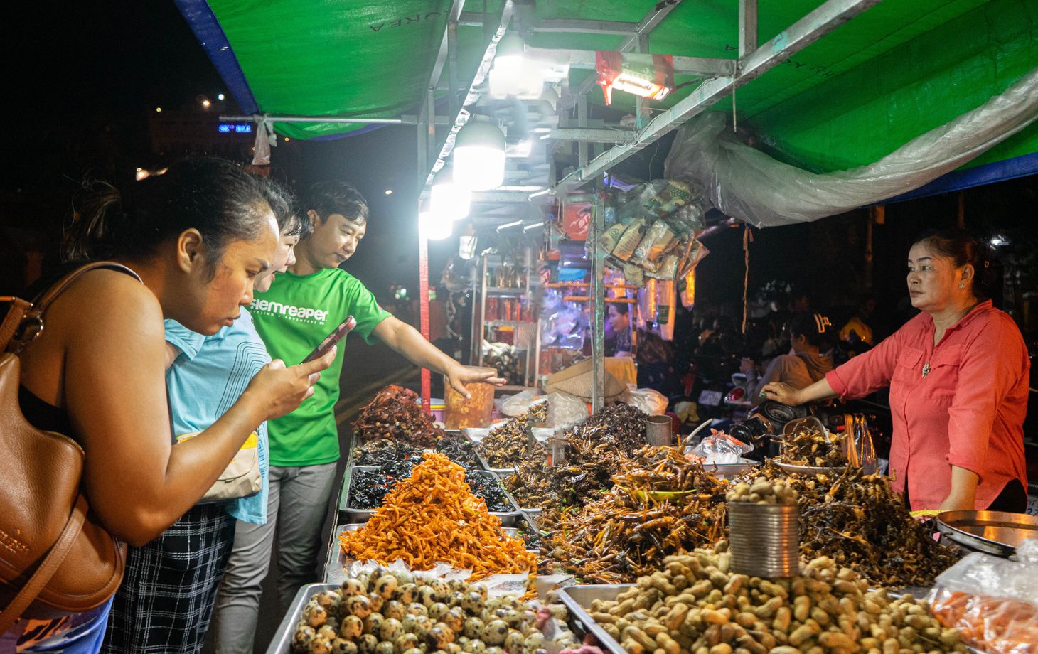 Experience an Evening Culinary Adventure in Phnom Penh with a Tuk Tuk Journey