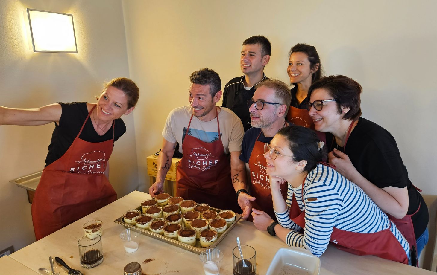 Cours de cuisine de pizza et de tiramisu dans les collines toscanes, accompagné de vin Chianti.