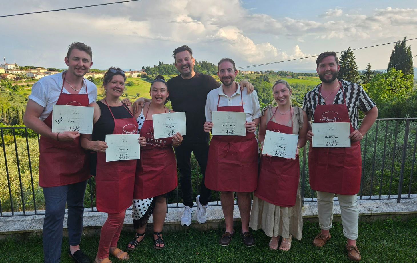 Cours de cuisine de pizza et de tiramisu dans les collines toscanes, accompagné de vin Chianti.