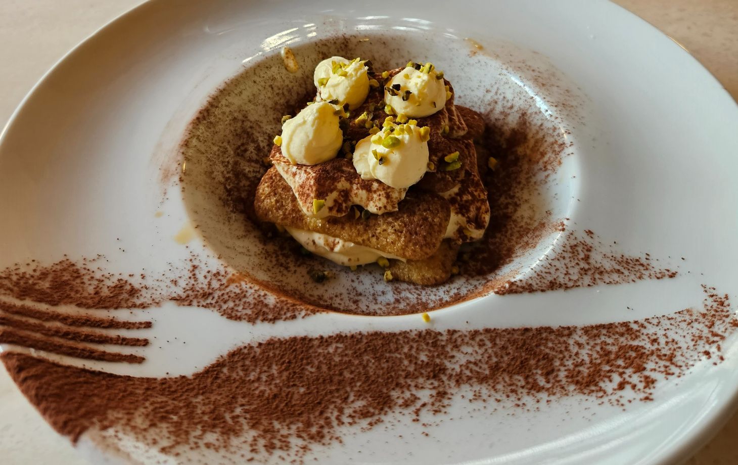 Cours de cuisine de pizza et de tiramisu dans les collines toscanes, accompagné de vin Chianti.