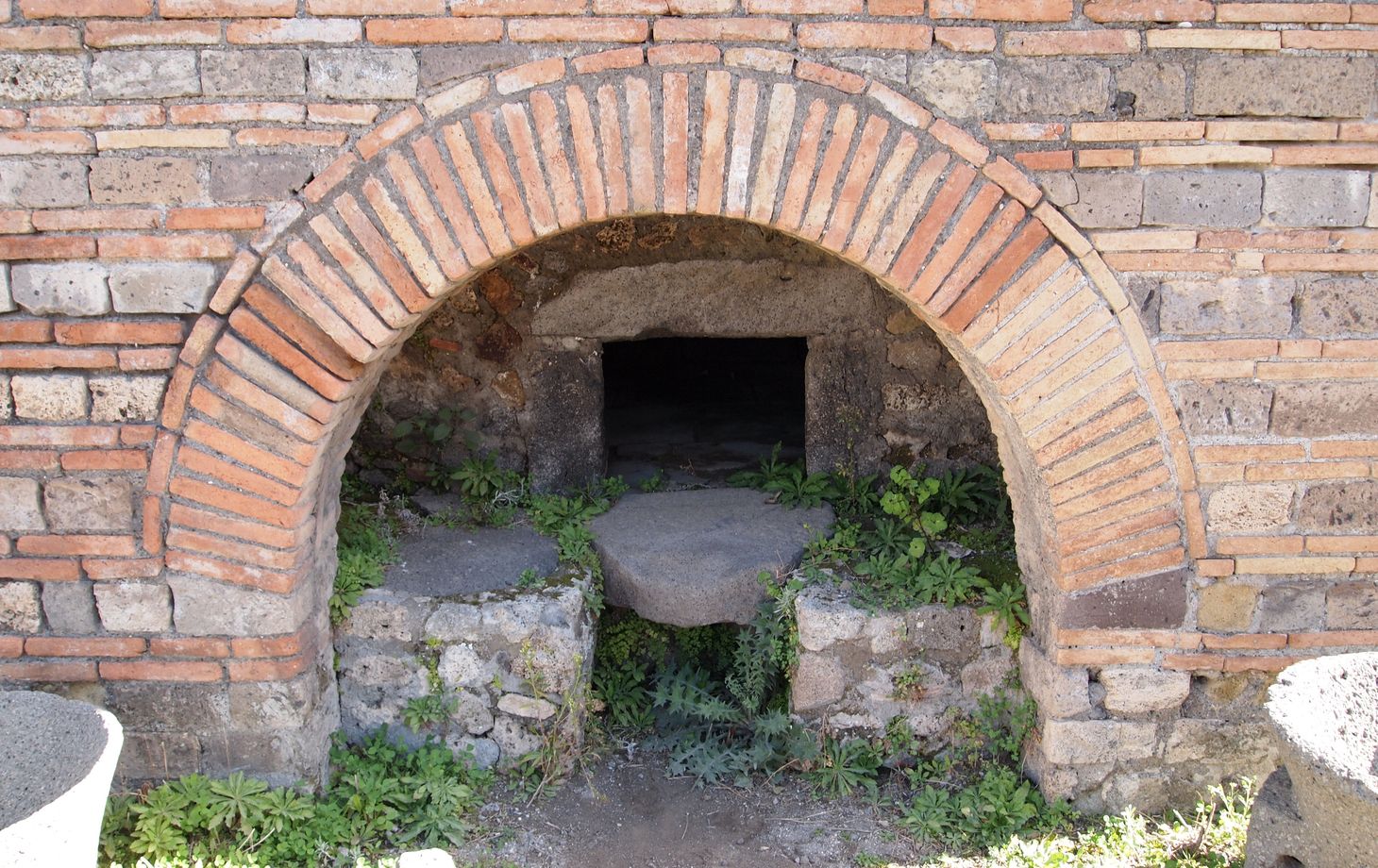 Pompeii Ruins and Food Culture Tour with Four Wines and Local Food Tasting