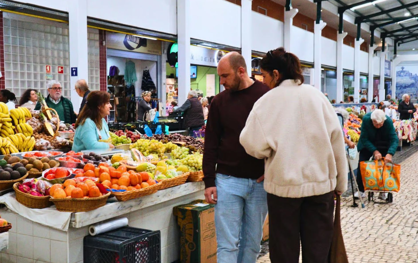 Portuguese Market, Wine & Seaside Cooking Experience in Setúbal