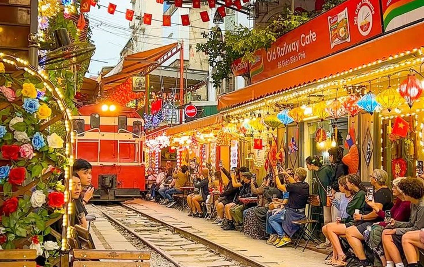Hanoi Street Food Walking Tour Through Hidden Alleys and Local Life