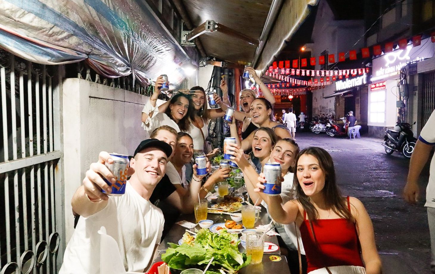 Visite privée à pied du quartier gastronomique en soirée