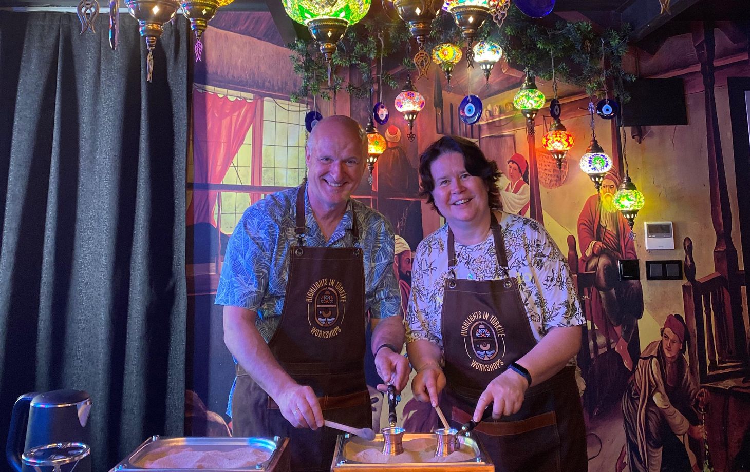 Atelier de fabrication de café turc sur sable et de divination
