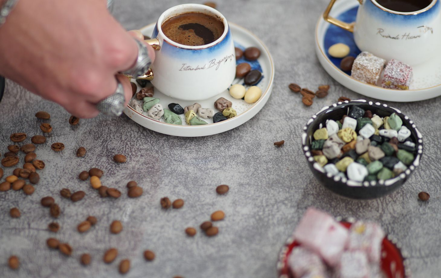 Atelier de fabrication de café turc sur sable et de divination