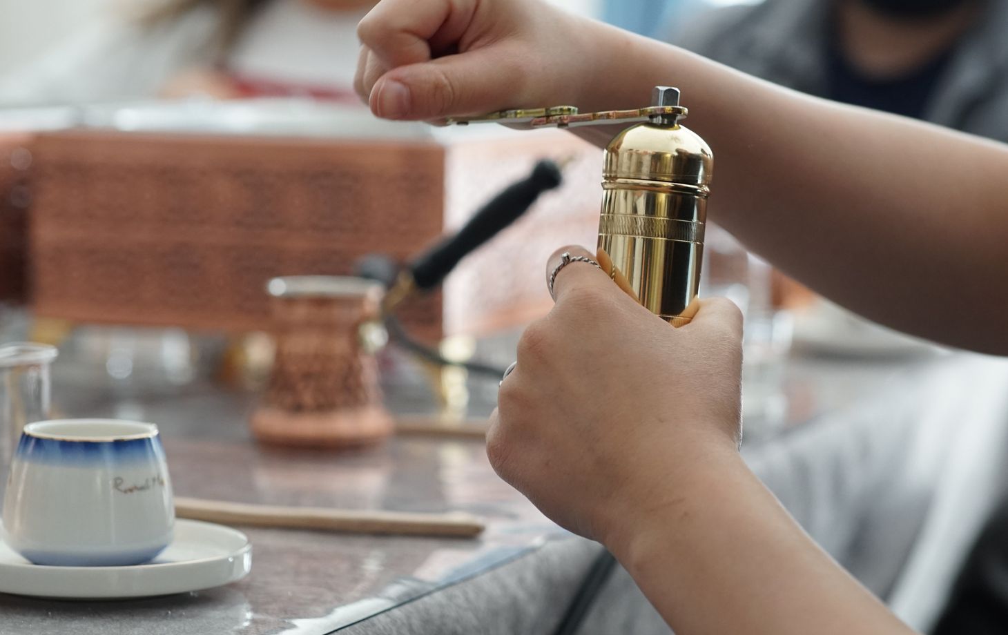 Atelier de fabrication de café turc sur sable et de divination