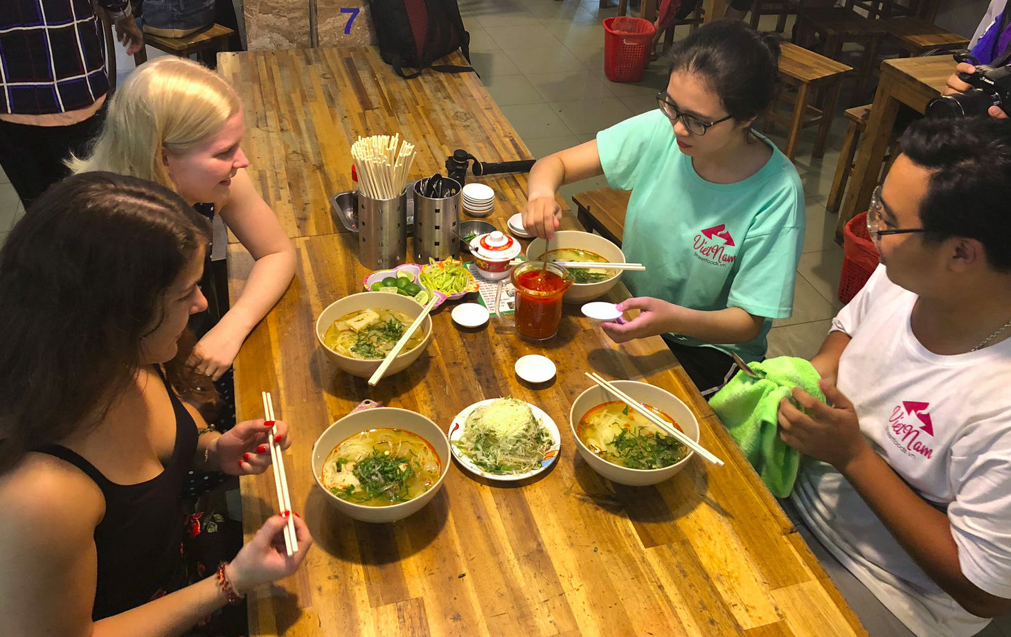 Visite gastronomique de rue à Saigon le soir