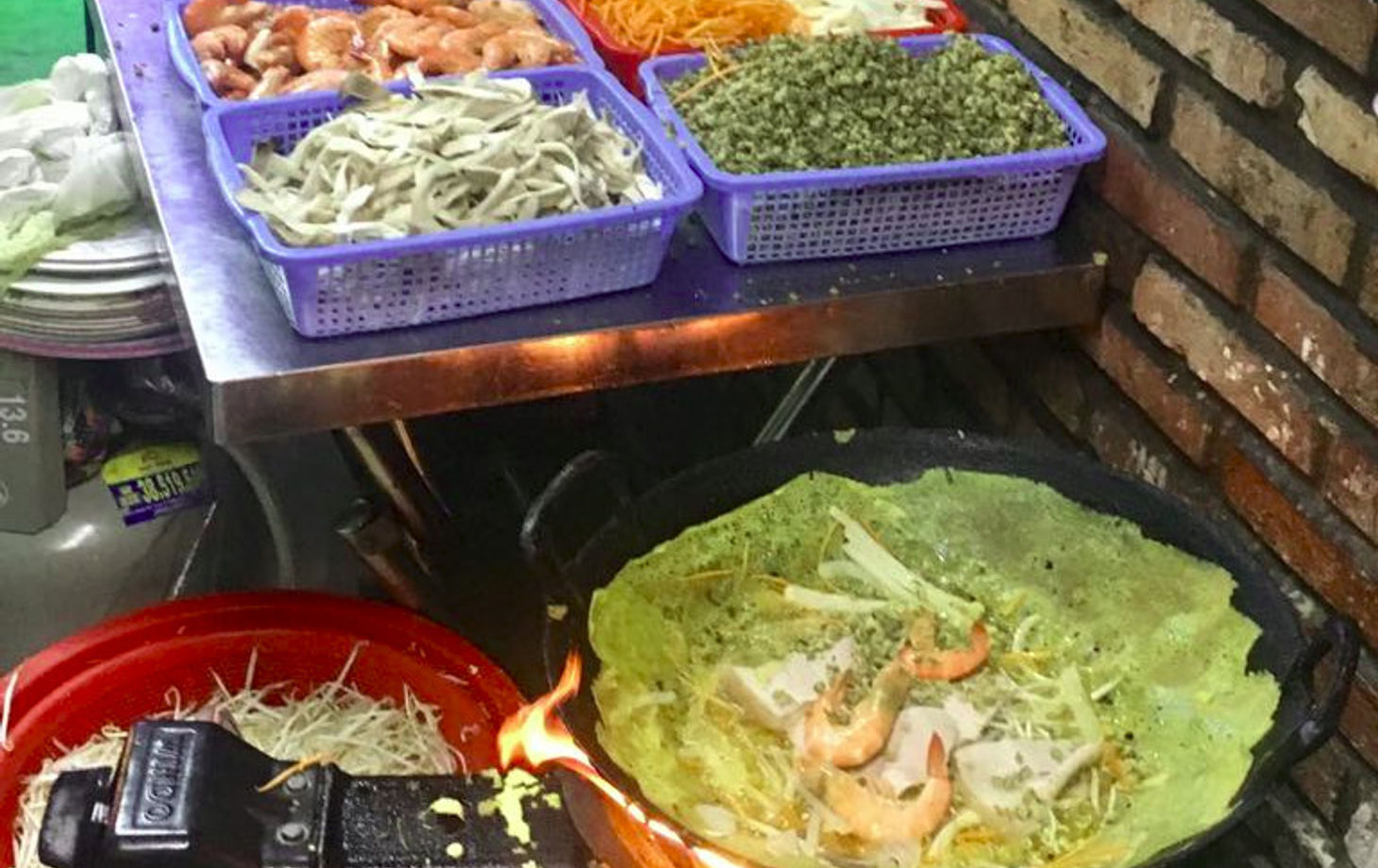Visite gastronomique de rue à Saigon le soir
