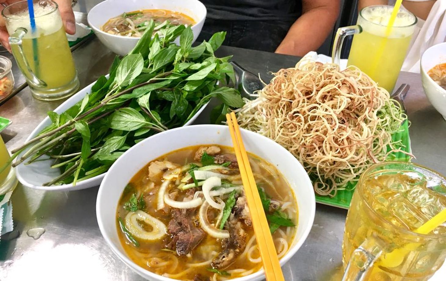 Visite gastronomique de rue à Saigon le soir