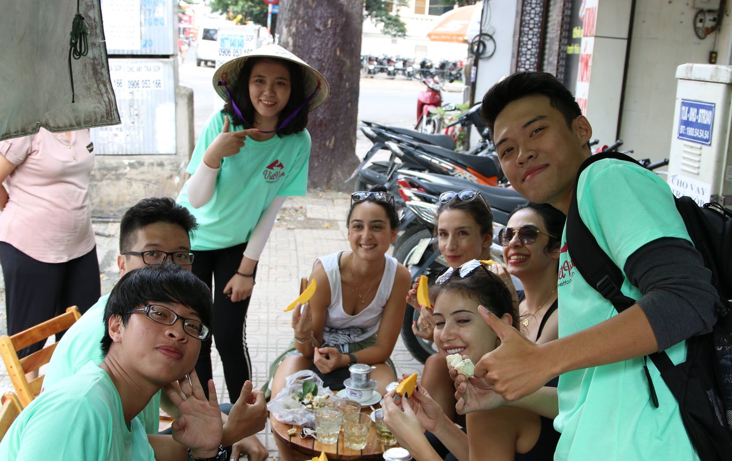 Visite gastronomique de rue à Saigon le soir