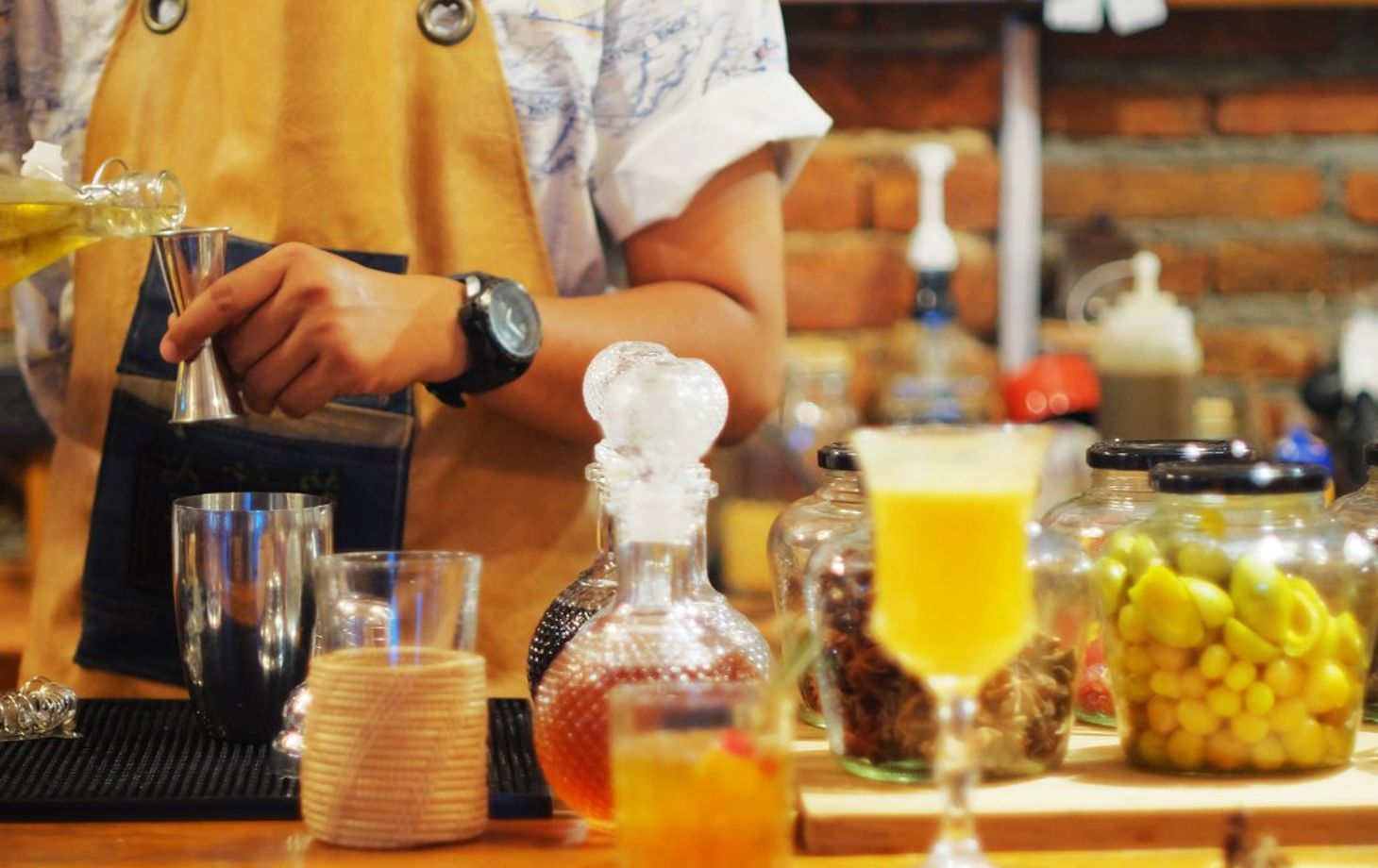 Hanoi Cocktails & Cuisine Experience: Mix, Pair, and Savor