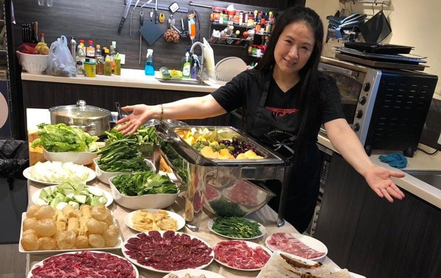Spicy Chicken Clay Pot and Seasonal Seafood Hot Pot with Market Tour