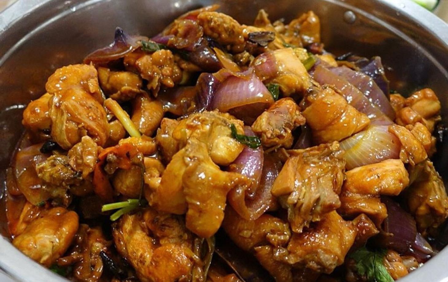Spicy Chicken Clay Pot and Seasonal Seafood Hot Pot with Market Tour