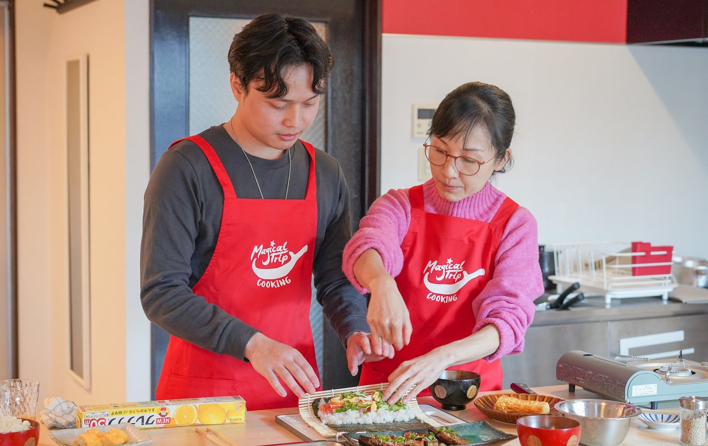 Sushi- und Sake-Kochkurs mit Besuch eines lokalen Supermarkts in Tokio