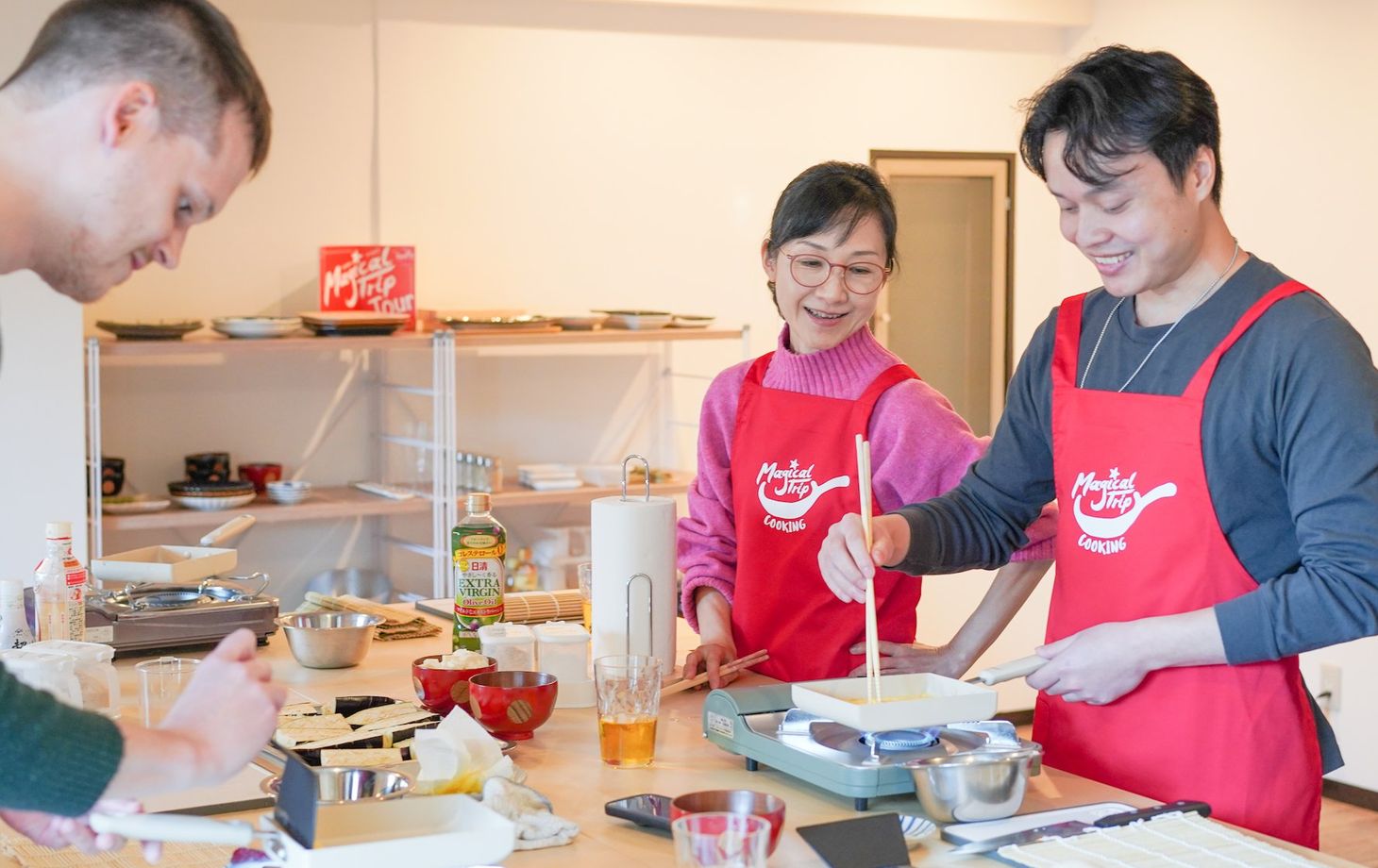 Sushi- und Sake-Kochkurs mit Besuch eines lokalen Supermarkts in Tokio
