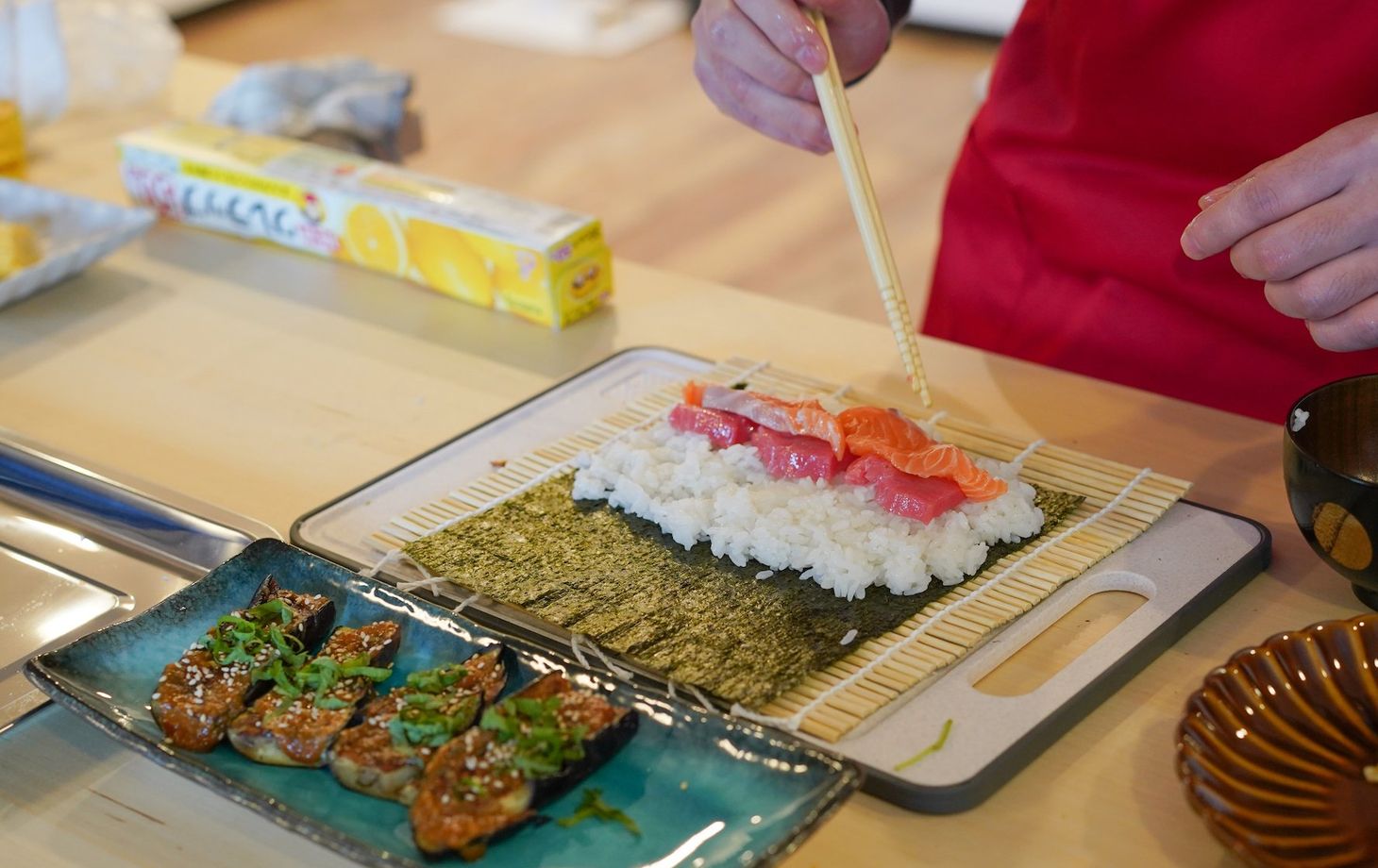 Sushi- und Sake-Kochkurs mit Besuch eines lokalen Supermarkts in Tokio
