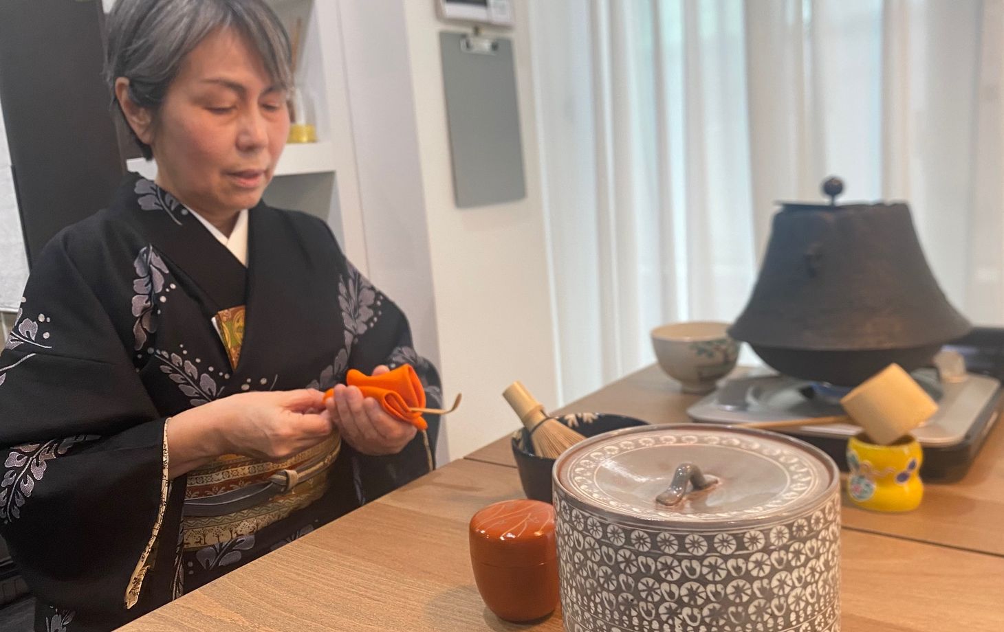 Cérémonie du thé à Osaka : Cérémonie du thé décontractée. Matcha et douceurs japonaises inclus.