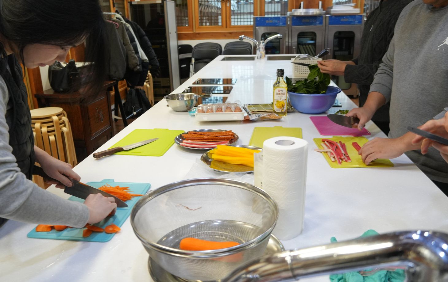 Suwon-Erlebnis: Gimbap- und Tteok-Zubereitung in einem Hanok mit anschließendem Picknick in der Festung