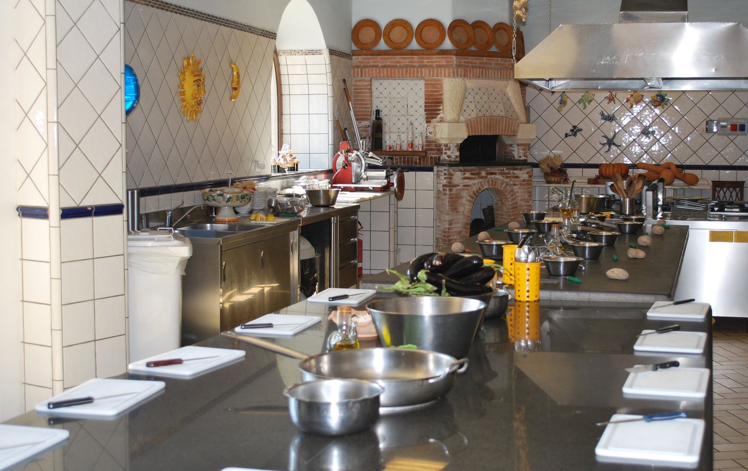 Make the Traditional Pizza of Naples with a Pizzaiolo
