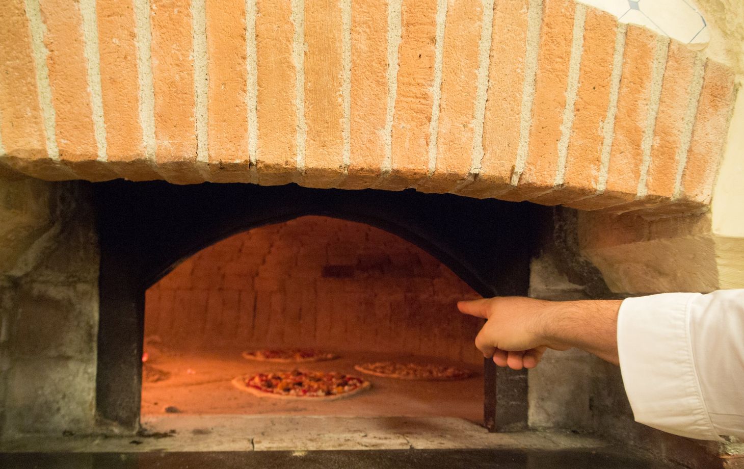 Make the Traditional Pizza of Naples with a Pizzaiolo
