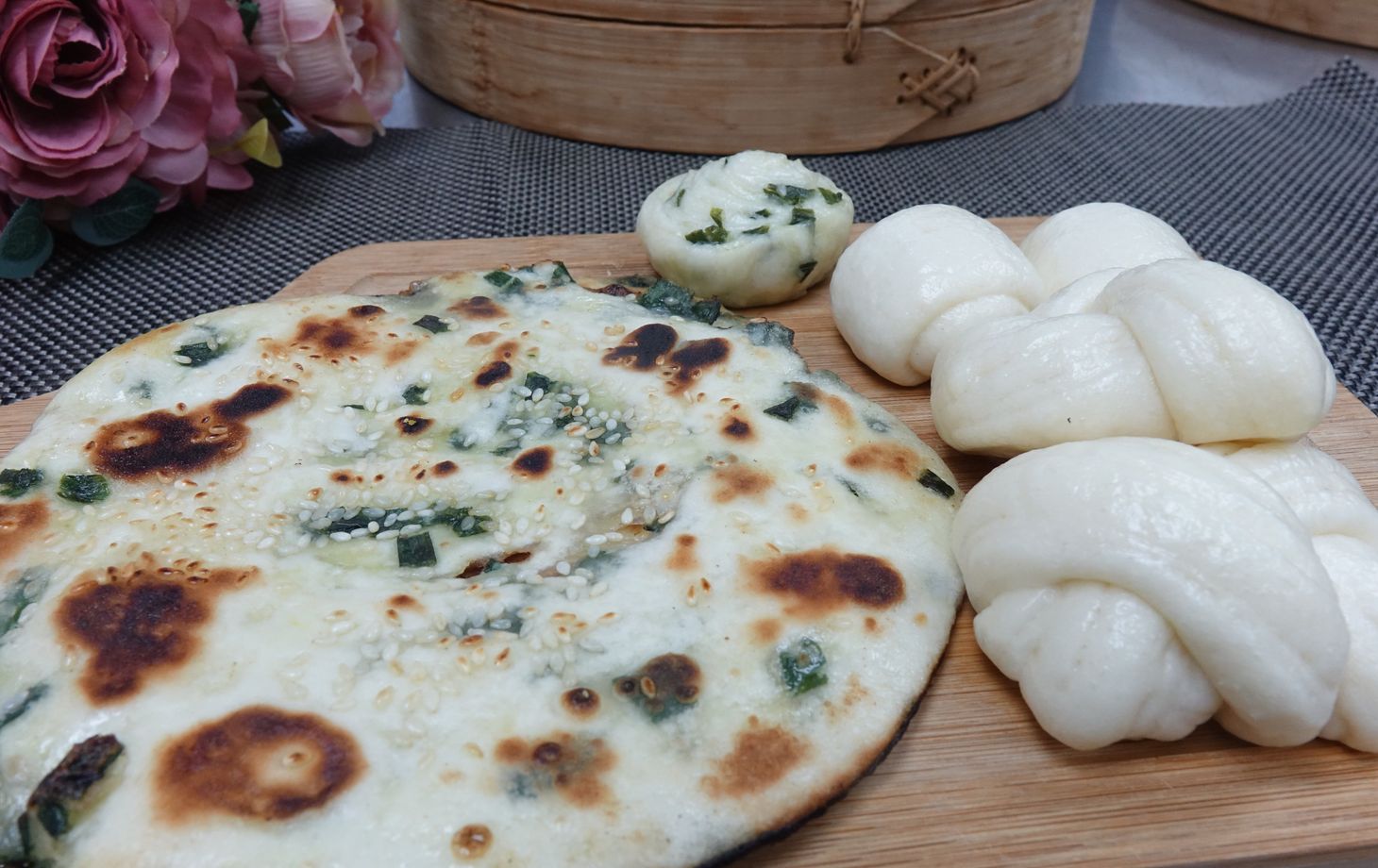 中華風蒸しパンと焼きパンケーキ、フラワーティー添え（ヴィーガンまたは非ヴィーガン）