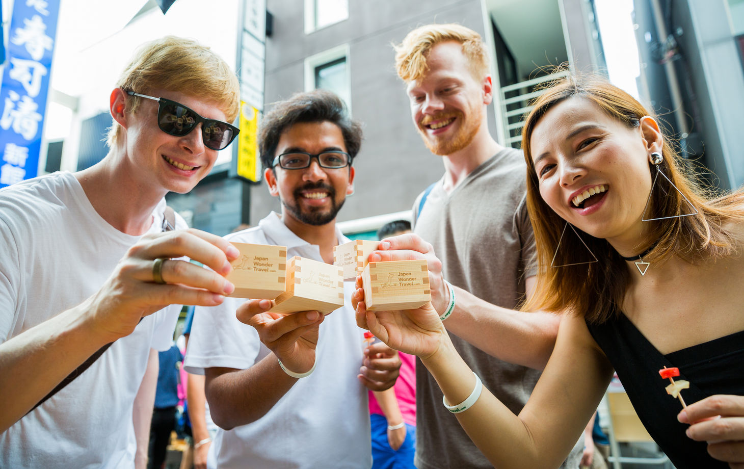 Tsukiji Fish Market Walking Tour with Delicious Food and Sake Tasting