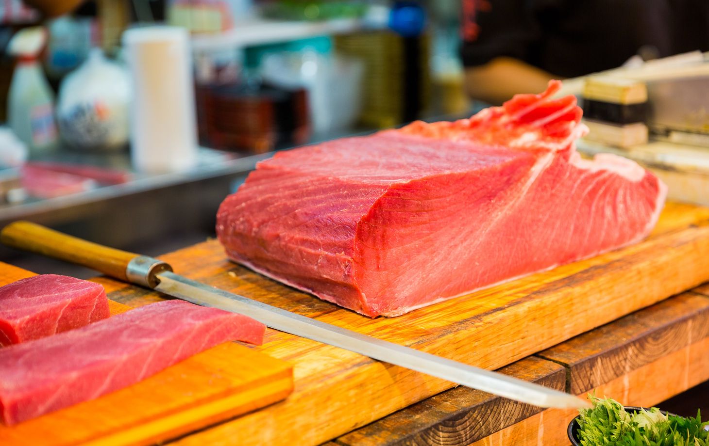 Tsukiji Fish Market Walking Tour with Delicious Food and Sake Tasting