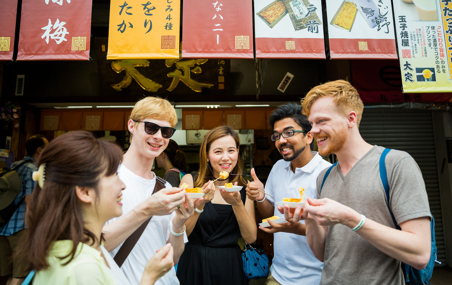 Tsukiji Fish Market Walking Tour with Delicious Food and Sake Tasting