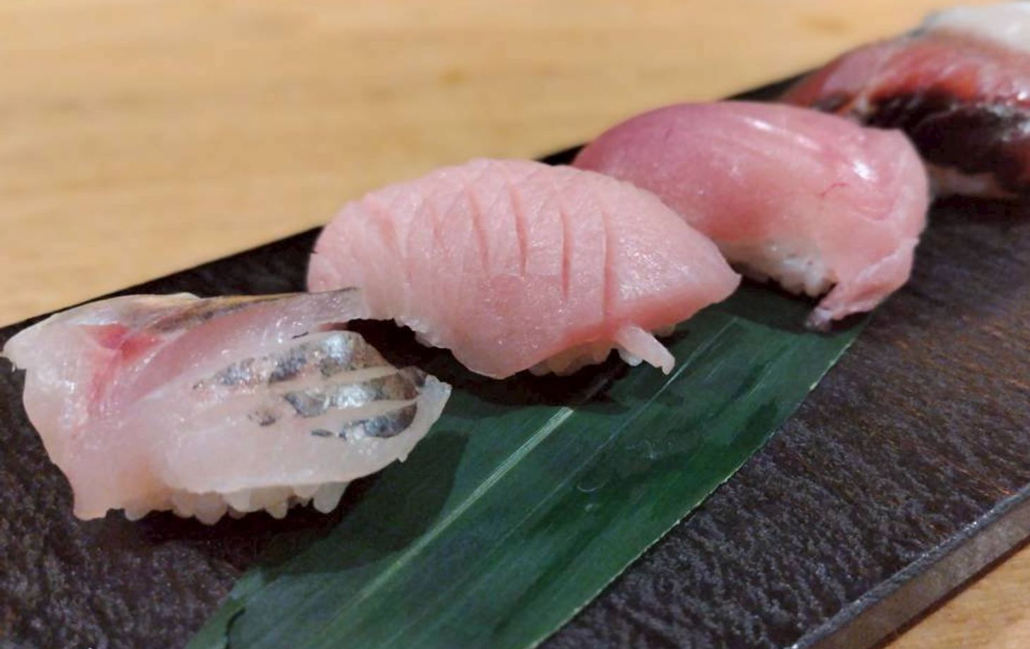 Démonstration de découpe de thon et expérience de fabrication de sushis